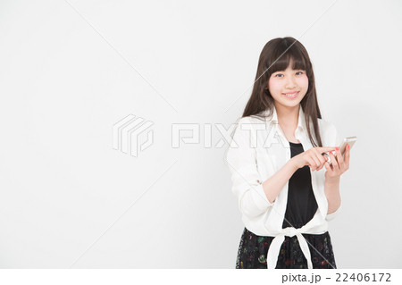 スマートフォンを操作する女性 スマートフォンを操作する女性 22406172