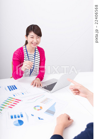 プレゼンする若い女性 プレゼンする若い女性 22406568