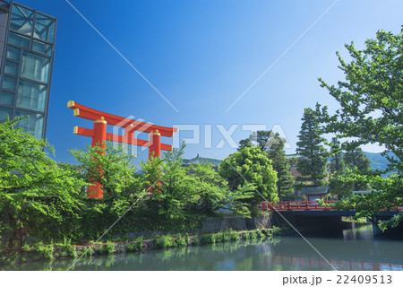 京都岡崎　新緑の琵琶湖疏水と平安神宮大鳥居 22409513