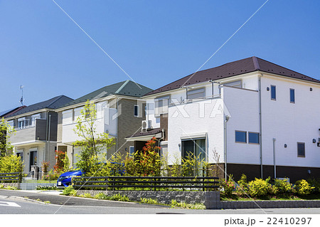 新築住宅が並ぶ新しい町並み 22410297