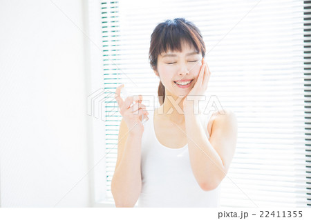 女性 顔のスキンケアイメージ 女性 顔のスキンケアイメージ 22411355