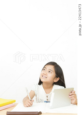 タブレットを使い勉強する女の子 タブレット 小学生 女の子 勉強の写真素材