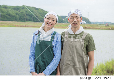 若い農家の夫婦の写真素材