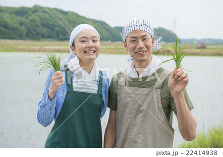 若い農家の夫婦の写真素材