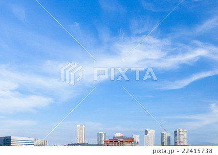 豊洲のビルと空 22415738