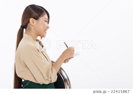 ウェイトレスのバイトをする可愛い女の子の写真素材