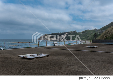 能登半島 輪島塩の塩田 揚げ浜式製塩 向こうは日本海 能登半島 輪島塩の塩田 揚げ浜式製塩 向こうは日本海 22415999