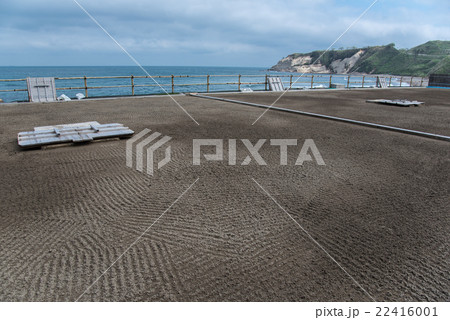 能登半島 輪島塩の塩田 揚げ浜式製塩 向こうは日本海 能登半島 輪島塩の塩田 揚げ浜式製塩 向こうは日本海 22416001