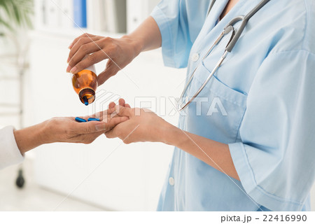 Giving pills 22416990