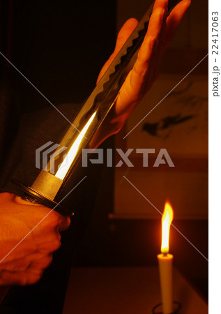 燭光映す日本刀 22417063