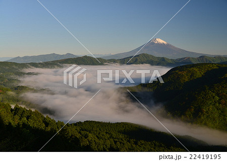 箱根外輪山 雲海の芦ノ湖と富士山の写真素材