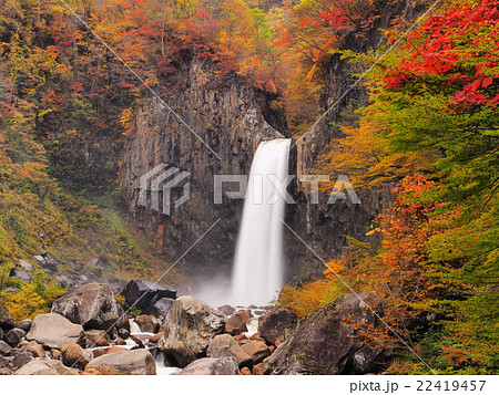 紅葉の苗名滝の写真素材