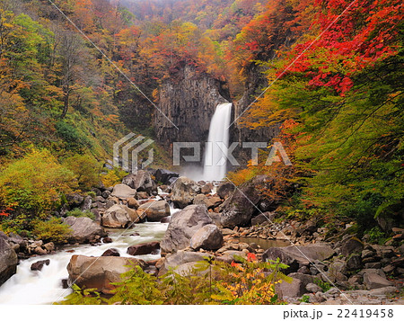 紅葉の苗名滝の写真素材