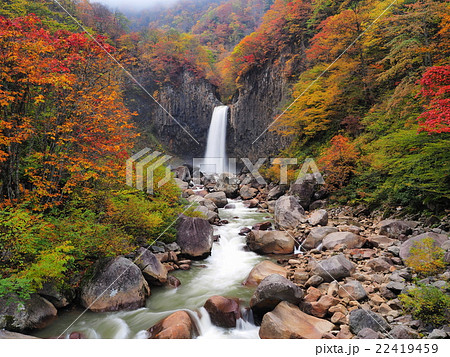 紅葉の苗名滝の写真素材