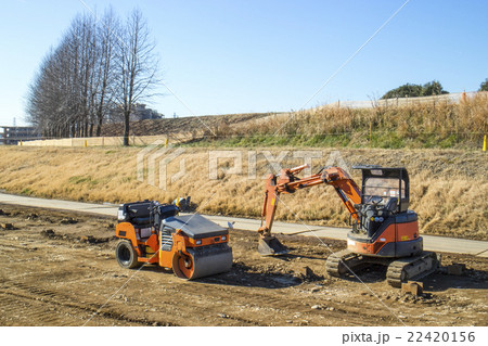 道路工事の重機 22420156