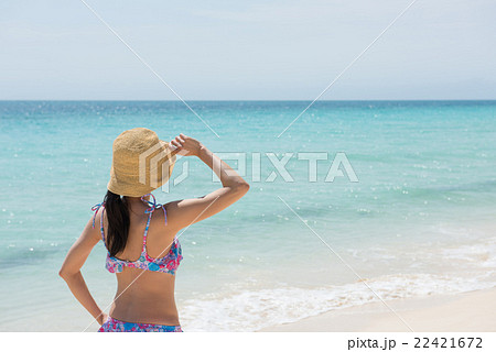 海と女性 22421672