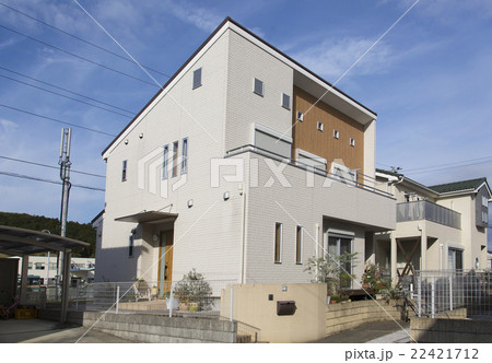 住宅　新築住宅　北斜線のモダンな家　青空　コピースペース 22421712