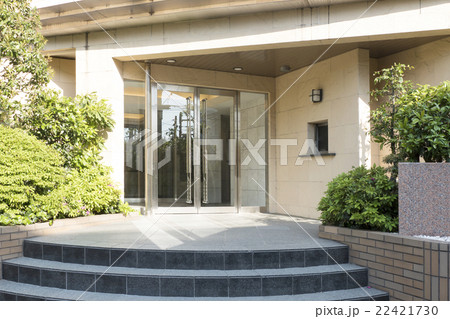 住宅　マンション　エントランス　イメージ　昼　大理石 植栽　階段 22421730