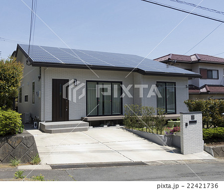 住宅　平屋住宅　木造1階建て　屋根全面ソーラパネル設置イメージ　高齢化社会 22421736