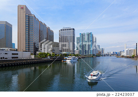 天王洲アイルの高層ビル群と行き来する船舶 天王洲アイルの高層ビル群と行き来する船舶 22423037