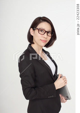メガネをかけたキャリアウーマン 22423308