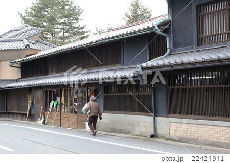 盛岡の街並みを歩く人の風景 22424941