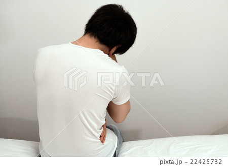 落ち込む男性 落ち込む男性 22425732