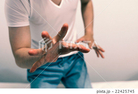 襲いかかる男性 22425745