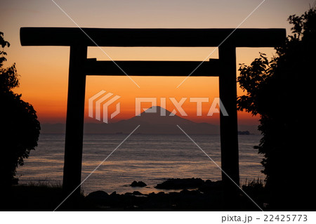 千葉県　洲崎神社　鳥居の中の富士山 22425773