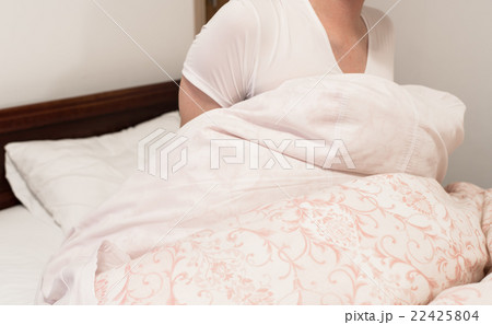 起き上がる男性 起き上がる男性 22425804