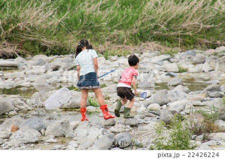 河原で遊ぶ子供達 河原で遊ぶ子供達 22426224