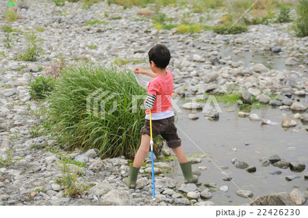 河原で遊ぶ男の子 22426230