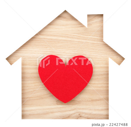 家の形の切り紙とハート型 木の板の背景の写真素材