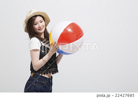 ビーチボールを持つ女性の写真素材