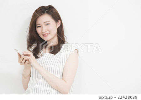 スマートフォンを使う女性 22428039
