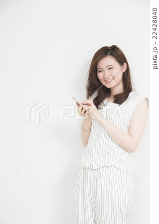 スマートフォンを使う女性 スマートフォンを使う女性 22428040