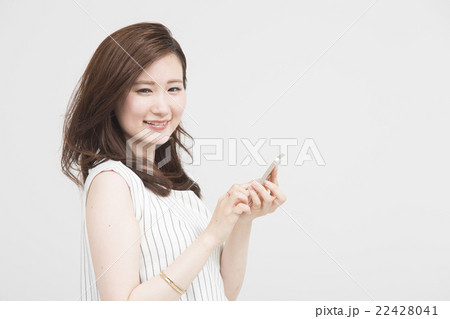 スマートフォンを使う女性 スマートフォンを使う女性 22428041