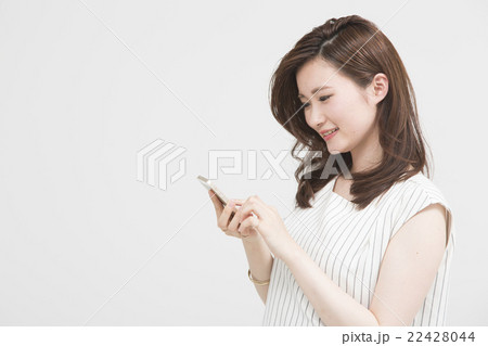 スマートフォンを使う女性 スマートフォンを使う女性 22428044
