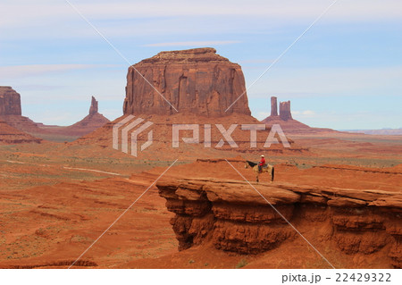 モニュメントバレーのカウボーイ　アメリカ　アリゾナ 22429322