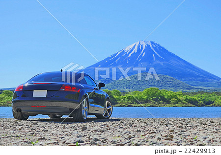 【山梨県】精進湖より富士山とスポーツカー 22429913