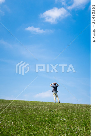 草原と男性 22430261