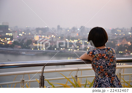 景色を眺める女性の後ろ姿の写真素材