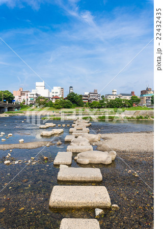 京都　鴨川デルタの飛び石 22432435