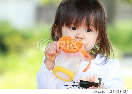 ストローで水を飲む幼児(1歳児) ストローで水を飲む幼児(1歳児) 22433424