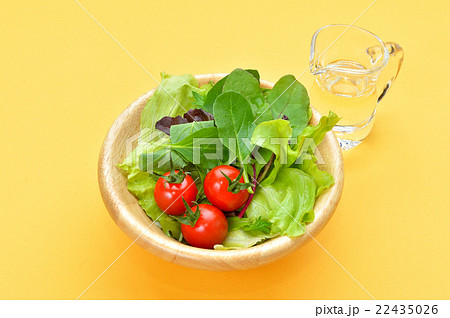グリーンサラダ ベビーリーフ レタス ミニトマト フレンチドレッシング添え の写真素材