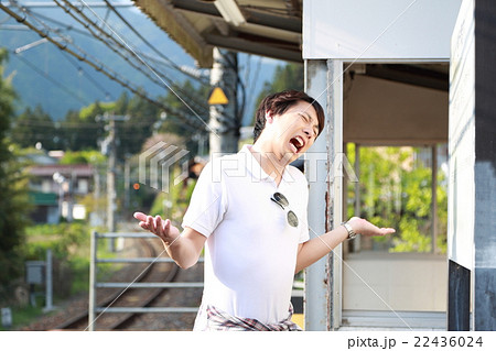 男性1人 無人駅 (田舎 単線 ホーム 風景 景色 電車 列車 旅行 帰省 鉄道 春 夏 線路) 22436024