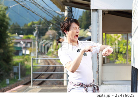男性1人 無人駅 (田舎 単線 ホーム 風景 景色 電車 列車 旅行 帰省 鉄道 春 夏 線路) 男性1人 無人駅 (田舎 単線 ホーム 風景 景色 電車 列車 旅行 帰省 鉄道 春 夏 線路) 22436025