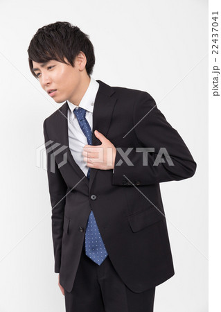 若いビジネスマン（息苦しい）　生活習慣病 22437041