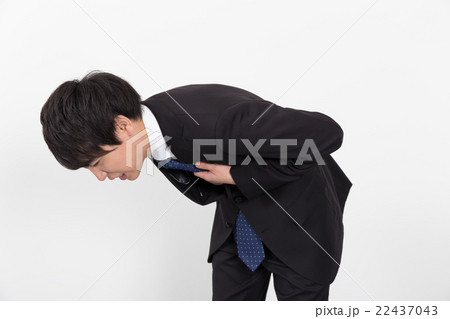 若いビジネスマン（息苦しい） 22437043