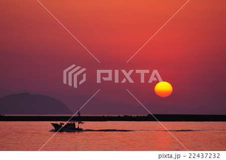 夕日　海　漁船 22437232